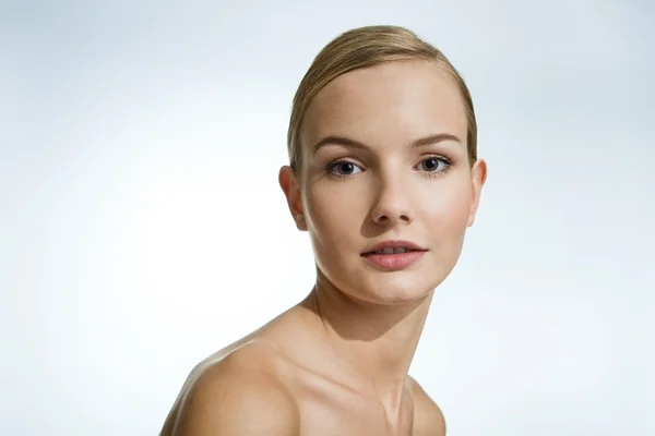 Retrato de beleza de uma jovem mulher . — Fotografia de Stock