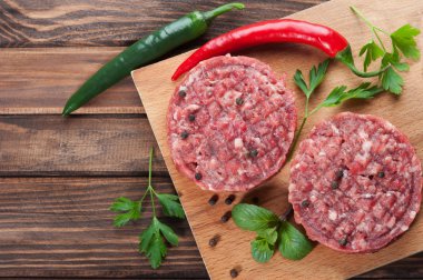 Çiğ dana pirzola baharatlar ile