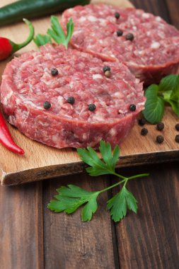 Çiğ dana pirzola baharatlar ile