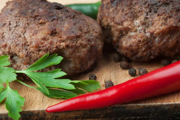 Gebakken rundvlees schnitzels met chili en specerijen Rechtenvrije Stockafbeeldingen