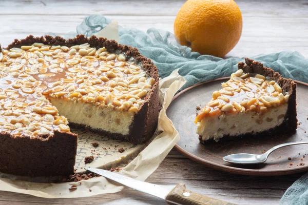 Käsekuchen Mit Nüssen Und Karamell Hausgemacht lizenzfreie Stockbilder