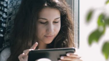 Kız tablet pc ile iletişim kurar.