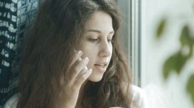 kadın telefonla konuşuyor