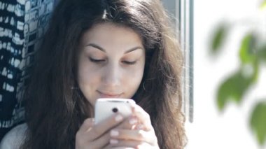 cep telefonu ile genç esmer