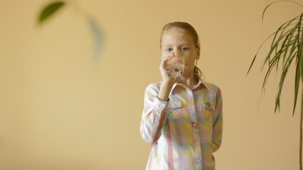 Маленькая девочка пьет воду — стоковое видео