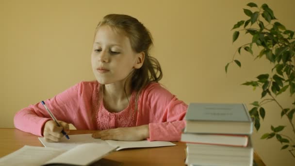 Little girl making homework — Stock Video