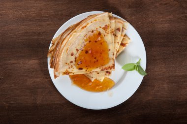 reçelli krep yığını