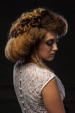 Kadın güzel vintage saç stili ile