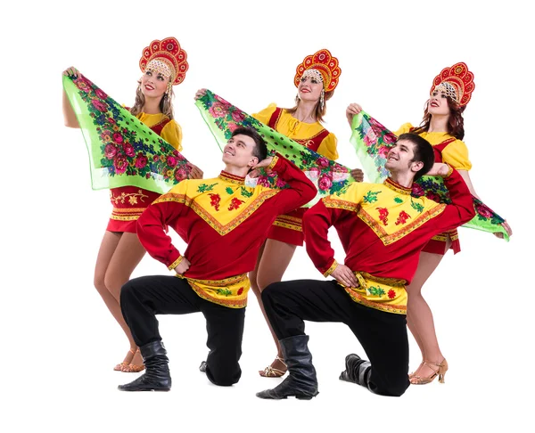 Танцювальна команда в народних костюмах ізольована на білому — стокове фото