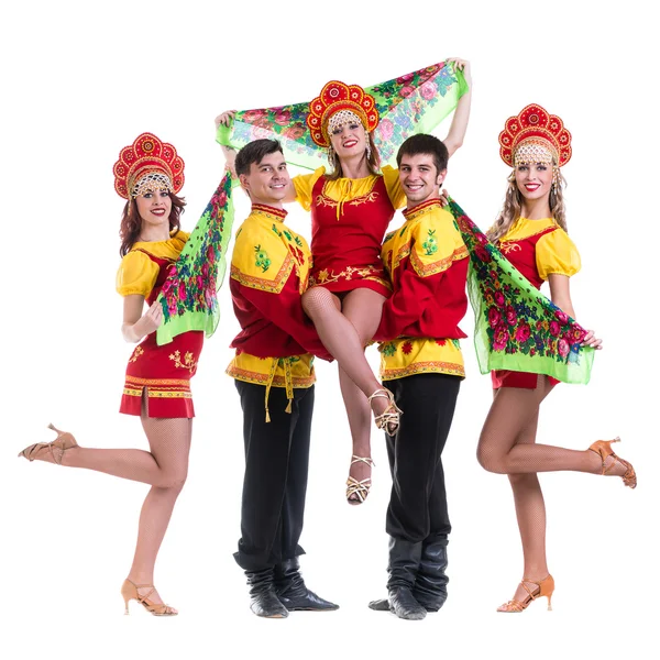 Танцювальна команда в народних костюмах ізольована на білому — стокове фото