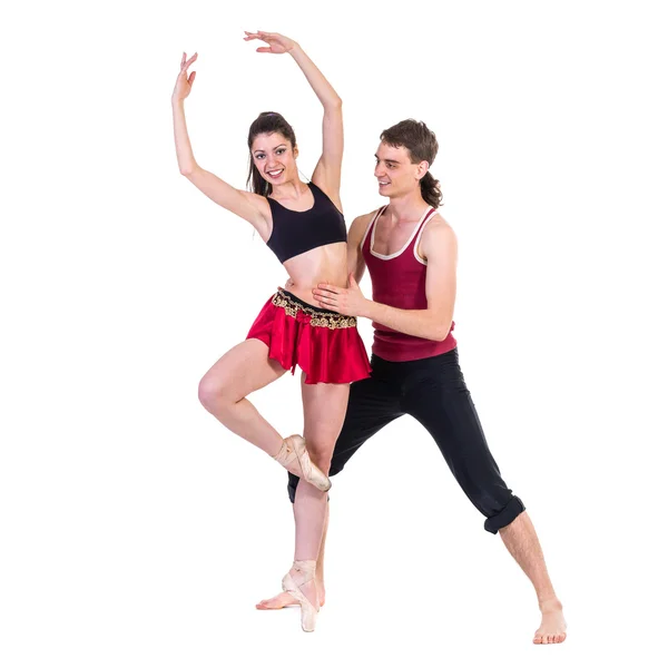Lunghezza completa della giovane coppia di balletti che balla su sfondo bianco — Foto Stock