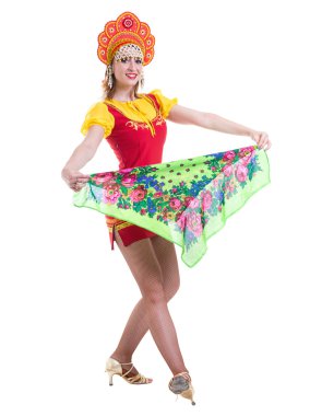 Dans bir halk kostümleri giyen genç kadın. Beyaz boşaltmak ile tam uzunlukta izole