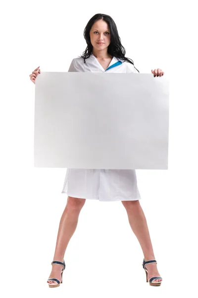 Mujer médico o enfermera mostrando vacío en blanco — Foto de Stock