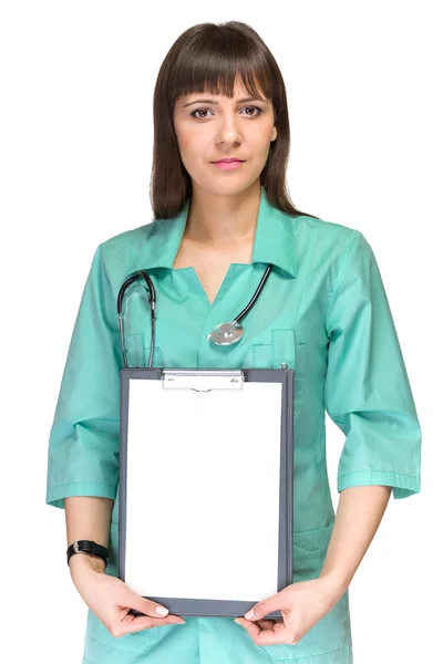 Jeune femme médecin avec ordinateur portable — Photo