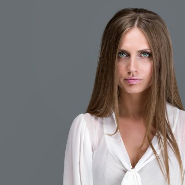 portre Studio koyu arka plan üzerinde güzel bir kız