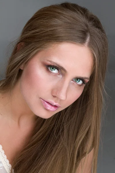 Retrato de una hermosa chica sobre fondo oscuro en el estudio —  Fotos de Stock