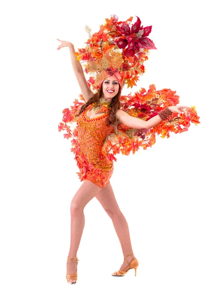 Karnevalstänzerin tanzt gegen vereinzelte Weiße — Stockfoto