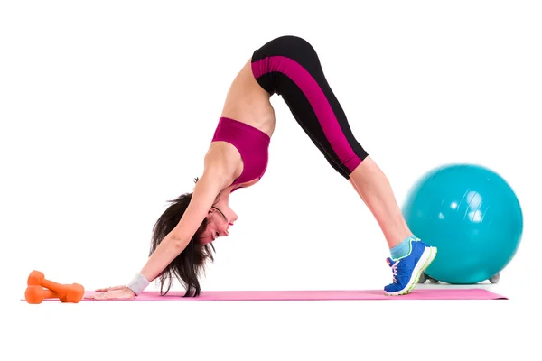 Mujer sonriente joven hace ejercicio con fitball, retrato de cuerpo entero aislado sobre blanco — Foto de Stock