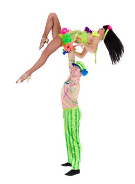 Halk Ukraynalı kostümleri giyen dansçı takım