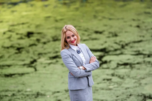 Donna d'affari pensa contro la palude — Foto Stock