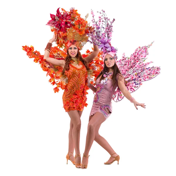 Duas mulheres dançarinas de carnaval dançando contra o branco isolado — Fotografia de Stock