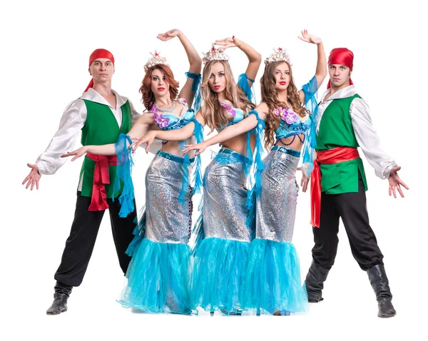 Equipo de bailarines de carnaval vestidos de sirenas y piratas. Aislado sobre fondo blanco en longitud completa . — Foto de Stock