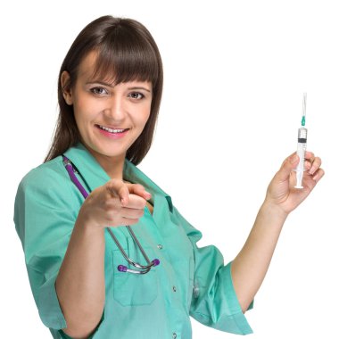 Doktor veya hemşire şırınga tutarak laboratuvar önlüğü içinde. Beyaz bitti izole.