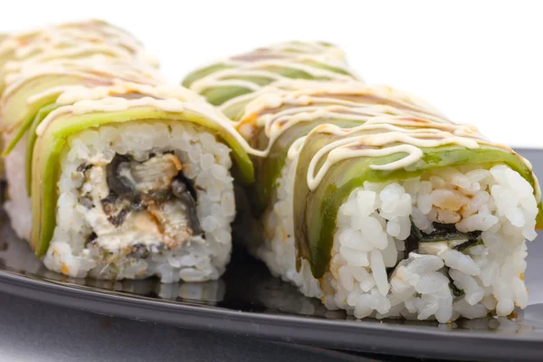 Rotoli di sushi giapponesi freschi tradizionali su un bianco — Foto Stock