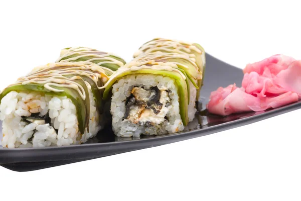 白で伝統的な新鮮な寿司をロールバックします。 — ストック写真