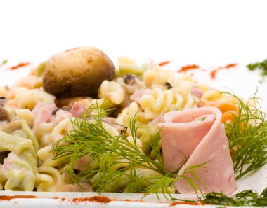 jambon ve mantar ile makarna