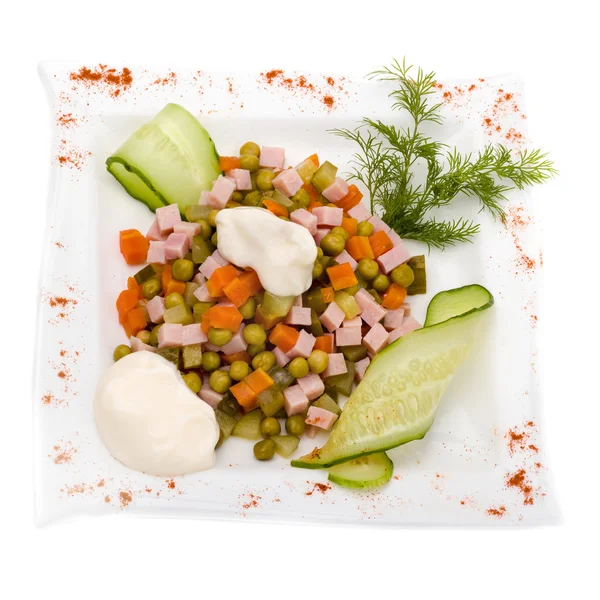 Salade met diverse Groenen, gebakken varkensvlees, wortelen, croutons, Parmezaanse kaas en paddestoelen — Stockfoto