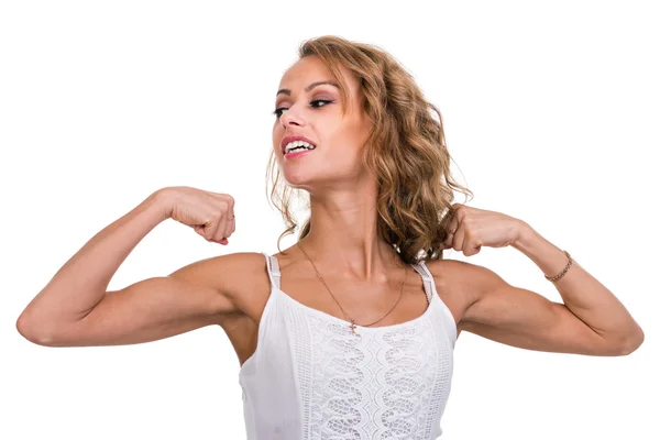Mujer demostrando bíceps, aislado sobre fondo blanco —  Fotos de Stock
