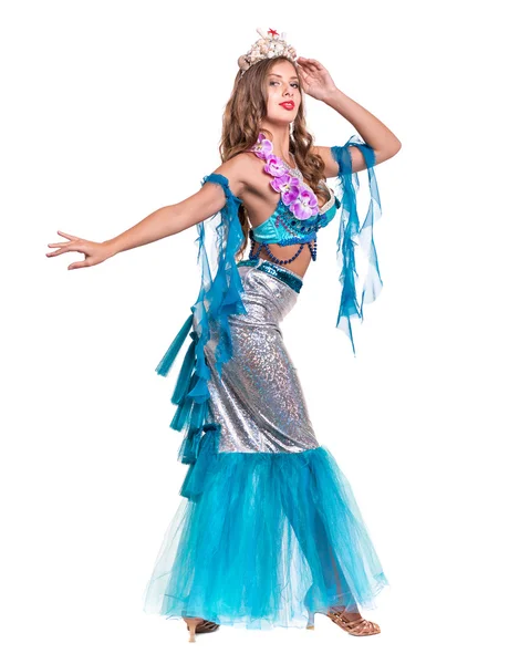 Chica bailarina de carnaval vestida como una sirena posando, aislada en blanco — Foto de Stock