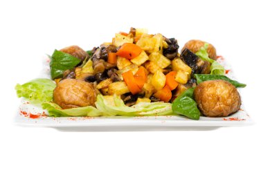 beyaz izole mantar ile haşlanmış sebze