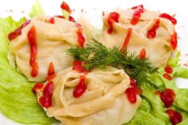 beyaz zemin üzerinde et köfte