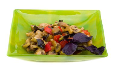 beyaz izole mantar ile haşlanmış sebze