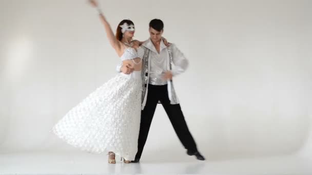 Joven y elegante pareja de ballet bailando sobre fondo blanco — Vídeo de stock