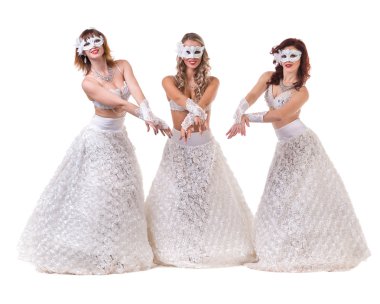 Dans, maskeli üç karnaval dansçı kadın beyaz izole