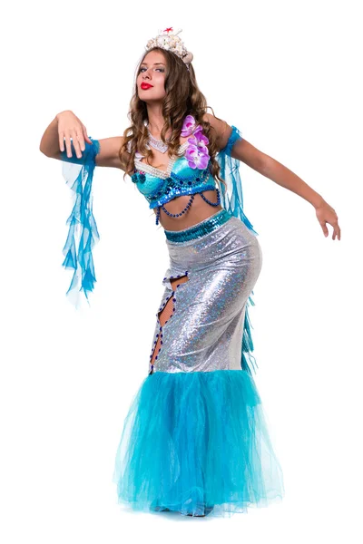 Karnevalstänzerin als Meerjungfrau verkleidet posiert, isoliert auf weiß — Stockfoto