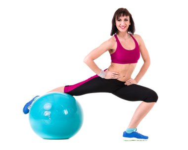 Genç, gülümseyen kadın spor yapıyor.