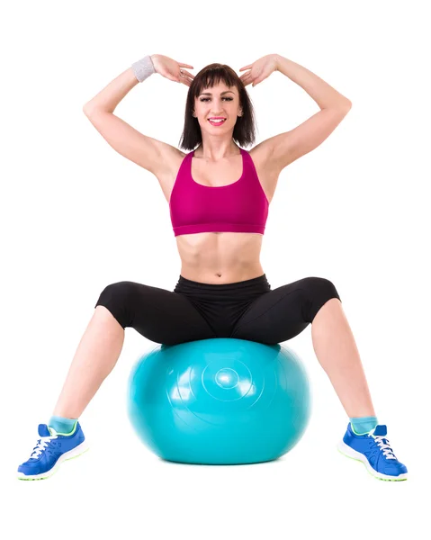 Jovem mulher sorridente faz exercício com fitball — Fotografia de Stock