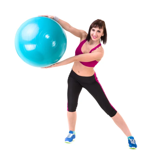 Ung leende kvinna gör motion med fitball — Stockfoto