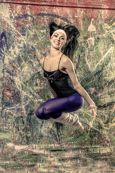 점프 맞는 젊은 여자의 초상화 — 스톡 사진