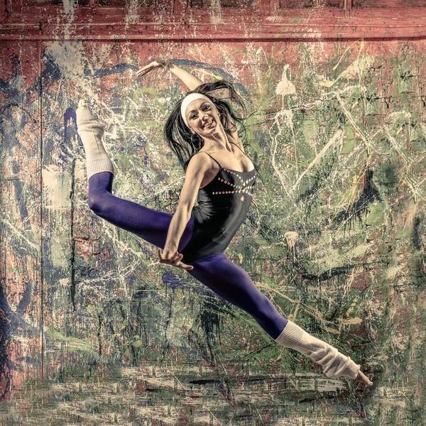 Portrait of fit young woman jumping — Stock Photo, Image