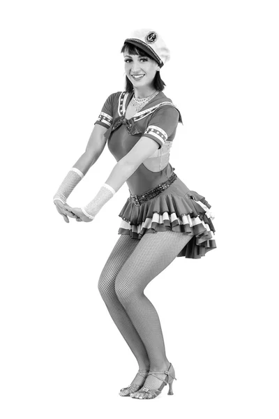 Izole beyaz bir arka plan üzerinde poz bir denizci gibi giyinmiş genç dansçı kadın renksiz portre — Stok fotoğraf