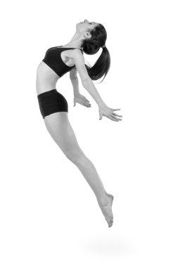 Beyaz arka plan üzerinde atlama genç modern bale dansçısı renksiz portresi