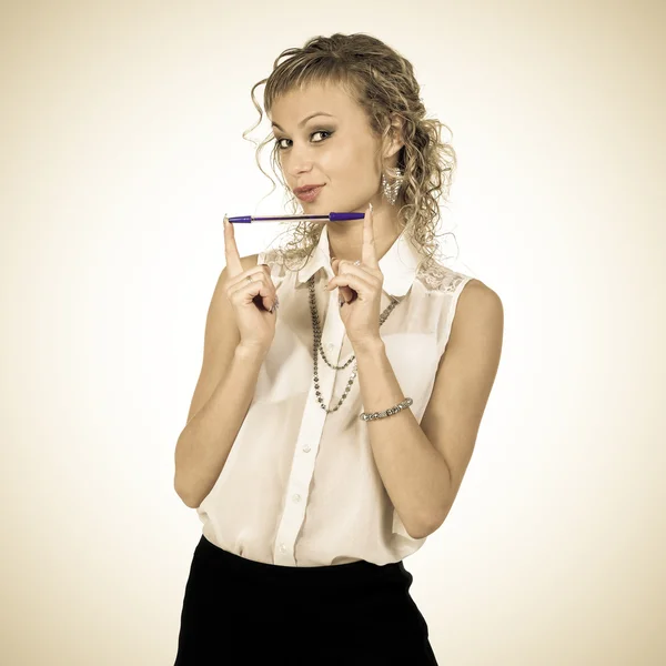 Portrait stylisé de jeune fille étudiante avec stylo sur blanc — Photo