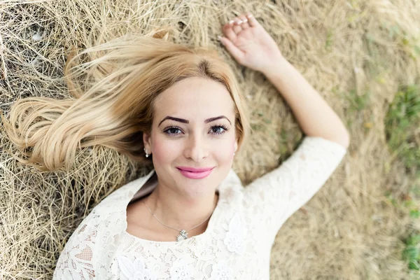 Retrato de estilo de hermosa joven en el heno —  Fotos de Stock