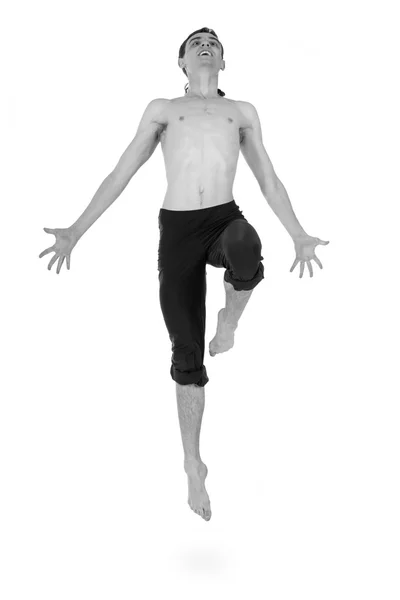 Retrato incoloro de la joven y elegante bailarina de ballet moderna saltando —  Fotos de Stock