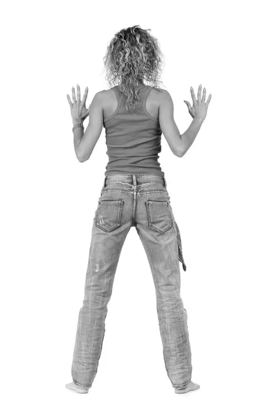 Rahat bir genç kadın ayakta renksiz tam uzunlukta resim — Stok fotoğraf